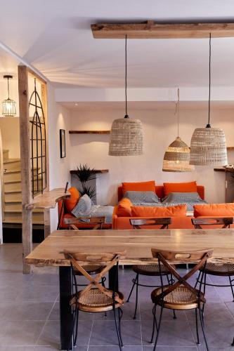 een woonkamer met een tafel en een bank bij La Breizhidence in Combourg