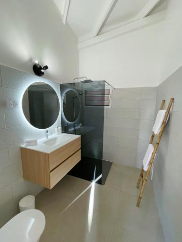a bathroom with a sink and a mirror at Emeraude Bay, Magnifique T3 vue mer, proche plage in Le Gosier