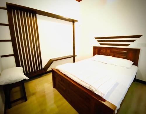 1 dormitorio con cama y ventana en Villa Exora Pasikudha, en Batticaloa