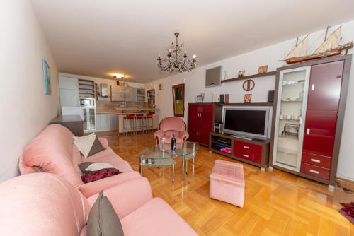 Η κουζίνα ή μικρή κουζίνα στο Apartment Qservice Petrovac