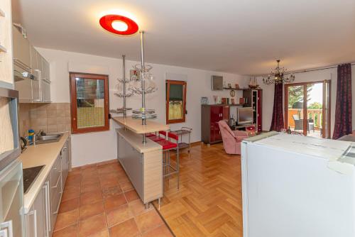 Η κουζίνα ή μικρή κουζίνα στο Apartment Qservice Petrovac