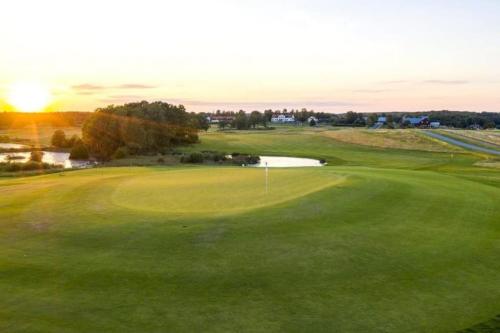 una vista aérea de un campo de golf con un green en Vackert boende med utsikt över fantastisk golfbana, en Brokind