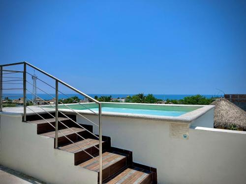 eine Treppe, die zu einem Swimmingpool auf einem Haus führt in der Unterkunft Departamento Marsopas a 5 minutos a pie de Bahía Carrizalillo!!! 6 in Puerto Escondido