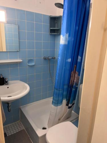 a bathroom with a shower and a toilet and a sink at Wohnung mit Blick über Itzehoe in Itzehoe