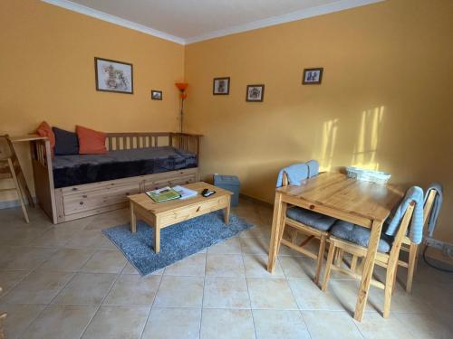 een woonkamer met een bank en een tafel bij Apartmány Potůčky in Potŭčky