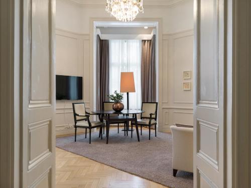 TV a/nebo společenská místnost v ubytování Elite Hotel Knaust