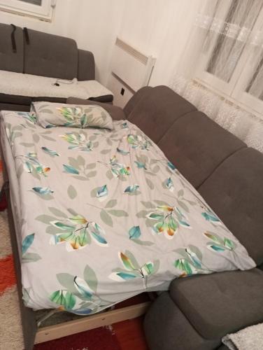 Una cama con una manta encima de un sofá en Apartman Old Town 2, en Stolac