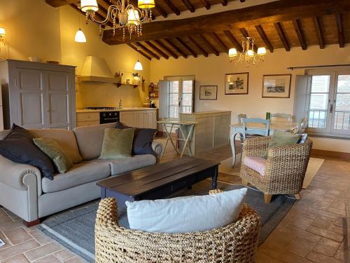 sala de estar con sofá, sillas y mesa en 2 King Bed, 2 Full Bathroom Apartment in Umbria - Tuscany, en Città della Pieve