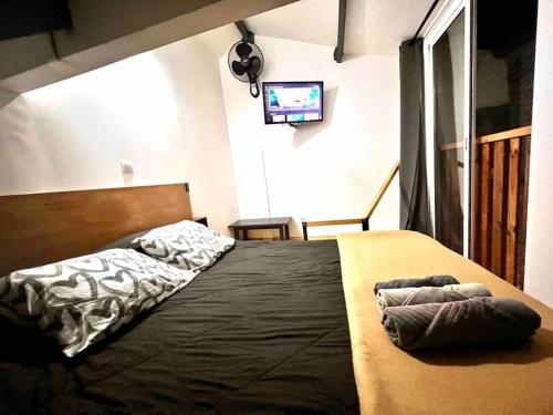 Säng eller sängar i ett rum på L5 Duplex studio with balcony! 2`from the metro
