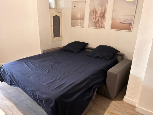 Ce lit se trouve dans un dortoir doté d'une couette bleue. dans l'établissement CANNES RIVAGE bord de mer, à Cannes