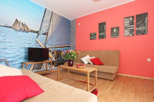 Zimmer mit Sofa, TV und Wasser in der Unterkunft Holiday home Luka-sauna & jacuzzi in Privlaka