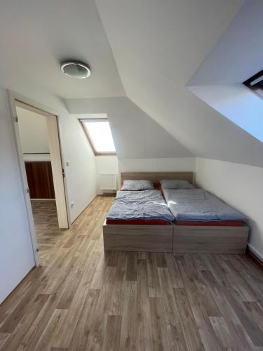 1 dormitorio con 1 cama en el ático en Soukromý byt v centru Velkého Meziříčí en Žďár nad Sázavou