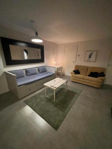 uma sala de estar com um sofá e uma mesa em Ny lägenhet på markplan med havsutsikt em Strömstad