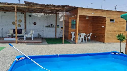 una piscina frente a una casa con patio en Cabañas de Punta Negra en Punta Negra