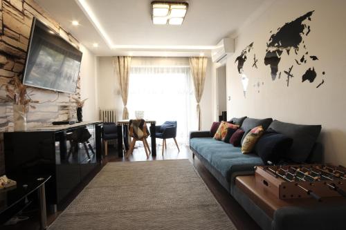 Charming AC 2-bedroom apartment Antibes city center family, couples friendly