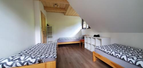 um quarto com duas camas num quarto em Dřevěnice v Brodské em Novy Hrozenkov