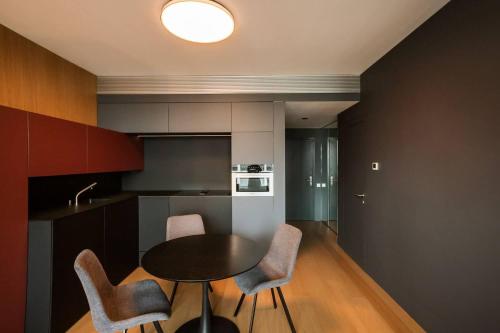 cocina con mesa y sillas en una habitación en Sky Park Residence en Bratislava