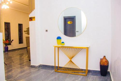 uma mesa com um espelho numa parede branca em Villa Marina em Aso