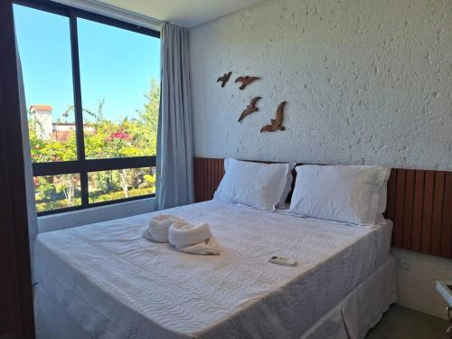 a bedroom with a bed with birds on the wall at Casa com piscina pertinho da Praia l Milagres Hospedagens in Pôrto de Pedras