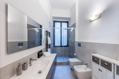 uma casa de banho com um lavatório, um WC e um chuveiro em Boccadasse Chic Urban Retreat em Gênova