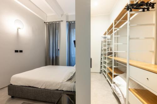 ein Schlafzimmer mit einem Bett und einem begehbaren Kleiderschrank in der Unterkunft Boccadasse Chic Urban Retreat in Genua