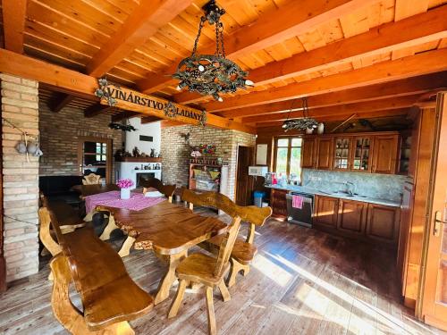 eine Küche und ein Esszimmer mit einem Holztisch und Stühlen in der Unterkunft Borkert Panzió 