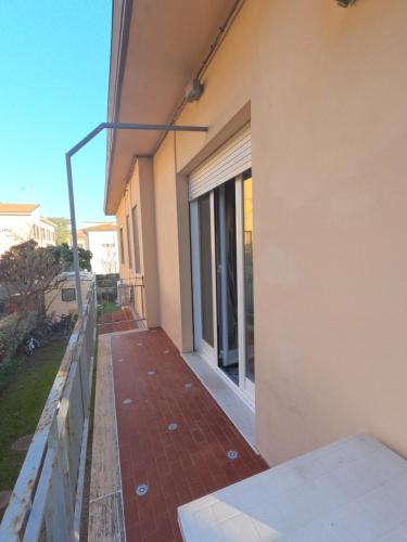 a walkway outside of a building with a window at Il Merlo in Pisa