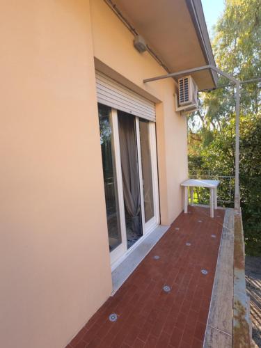 a patio outside of a house with a window at Il Merlo in Pisa