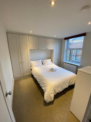 En eller flere senger på et rom på Gorgeous Hammersmith home. Sleeps 6. Tube 5 mins!