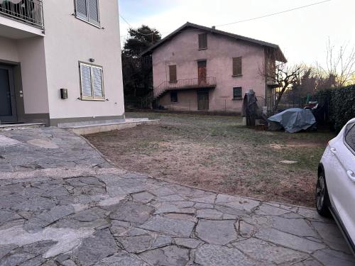 an empty yard next to a house with a car at le camelie del Lario in Grandate
