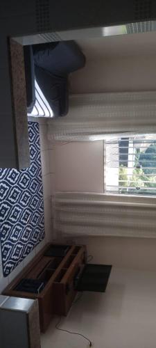 a room with a window and a bench in a room at Apartamento da lília in Alto Caparao