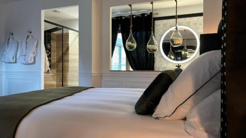 a bedroom with a large bed and a mirror at Love Room - La clé des secrets - Gîte Romantique in Nuillé-le-Jalais