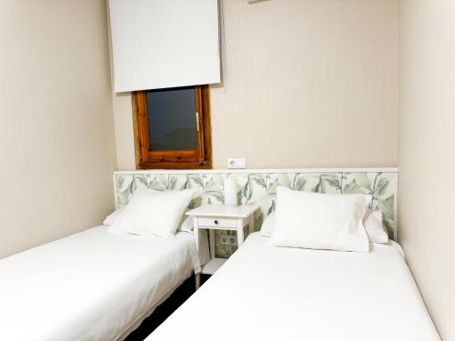 Postel nebo postele na pokoji v ubytování Hotel Plaza Mayor