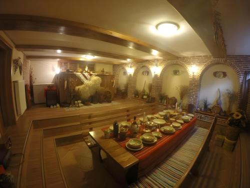 a room with a table with bowls of food on it at Casa Edwin in Constanţa