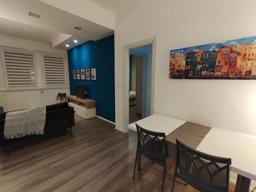 Una sala de estar con un sofá y una mesa de comedor. en Maja & Ermes, en Pescara