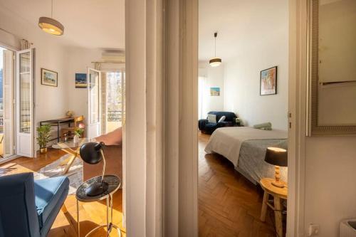 - une chambre avec un lit et un salon dans l'établissement * Le Provençal * cosy flat 3 min walk from the sea, à Nice