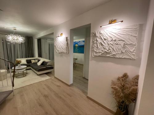 una sala de estar con sofá y una pintura en la pared en Superbe villa à 2 km centre ville de Colmar en Horbourg
