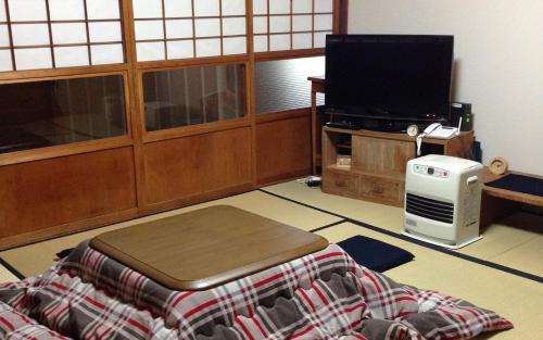 TV at/o entertainment center sa Guest House YAMASHITA-YA