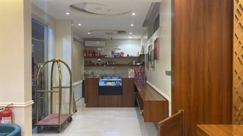 ein Restaurant mit einer Bar mitten im Raum in der Unterkunft شقق راحتي هنا 2 in Riad