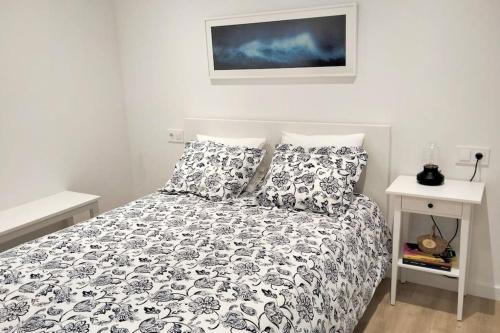 A bed or beds in a room at Apartamento Playa del Con