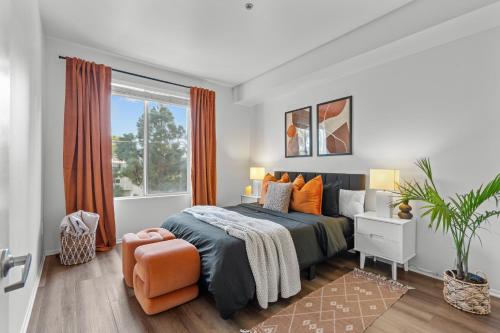 1 dormitorio con 1 cama y 1 silla naranja en Spacious 2BDR in Marina Del Rey, en Los Ángeles