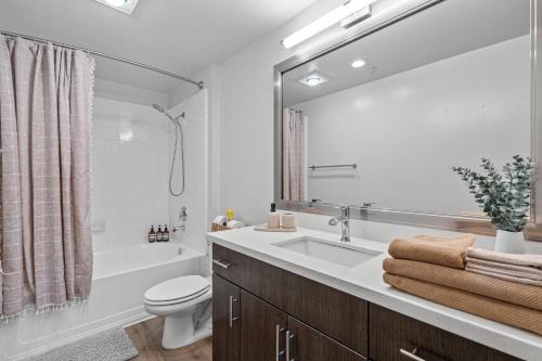een badkamer met een wastafel, een toilet en een douche bij Spacious 2BDR in Marina Del Rey in Los Angeles