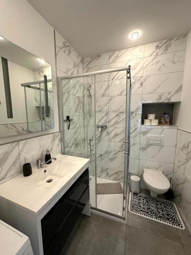 バイロイトにあるFerienwohnung Valik Sommeraktion 2025のシャワー、洗面台、トイレ付きのバスルーム