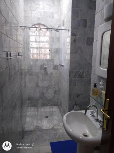 ein Bad mit einem Waschbecken und einer Dusche in der Unterkunft Chácara dos Pinheiros in São Roque
