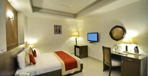Säng eller sängar i ett rum på Hotel Impress Delhi Airport