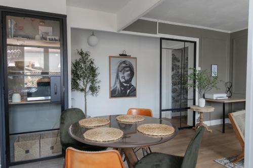 ヴァランスにあるLogement 1 chambre Basse Ville 2 min hypercentreのダイニングルーム(テーブル、椅子付)、キッチン