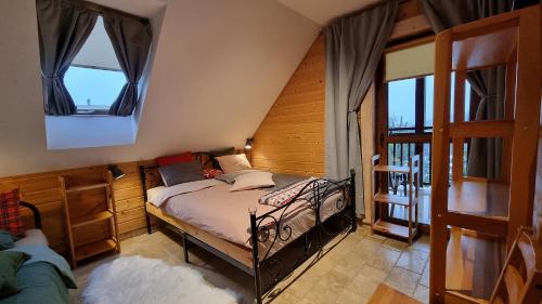 Postel nebo postele na pokoji v ubytování Domki Na Wzgorzu