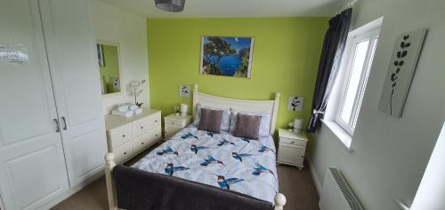 Un dormitorio con una cama con pájaros. en Shallow Sea-Point en Knights Town