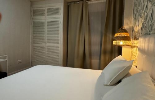 Postel nebo postele na pokoji v ubytování Hotel Plaza Mayor