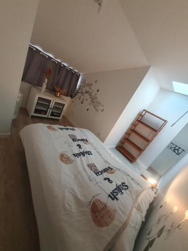 - une chambre avec un lit dans l'établissement Location Appartement, à Panissières